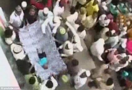 هنود يرمون أطفالهم من إرتفاع 30 قدم من أجل الحظ